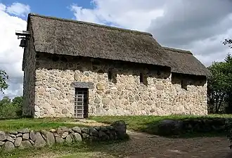 Reconstrucción en su forma original de una iglesia románica en Hjerl Hede