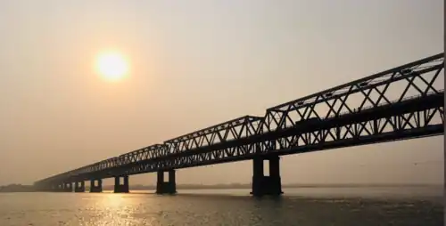 El Rajendra Setu, inaugurado en 1959, un puente de 2000 m y uso mixto carretero-ferroviario, fue el primer puente sobre el Ganges construido tras la Independencia de la India y el primero en unir el norte y el sur de Bihar (Barauni-Mokama).