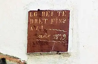Baldosa de la calle Sant Pere. «El vecino tiene derecho hasta aquí. Año 1872».