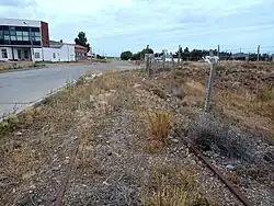 Tramo medio del ramal parcialmente conservado, pero cortado por una calle asfaltada.