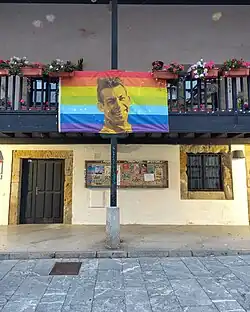 Bandera LGTBI con una fotografía de Rambal, en el balcón de la Casa del Chino.
