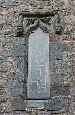 Saint Eunan, vista exterior del vitral ubicado en la Catedral de Raphoe