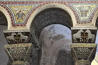 Capiteles de la basílica de San Vitale en Rávena, mármol blanco con adición de policromía parcial