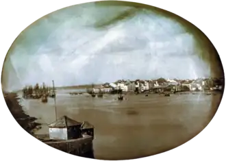 Uma visão elevada sobre o rio Capibaribe ao porto de Recife com a cidade ao fundo