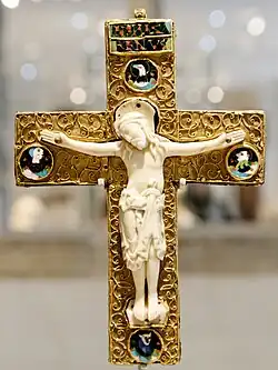 Cruz-relicario (probablemente se usó como relicario de un fragmento de la Vera Cruz), siglo X; anglosajón.