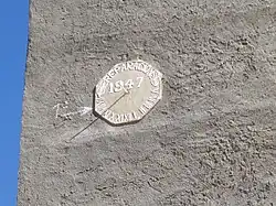 Reloj solar colocado con motivo de la reparación de la iglesia en 1947
