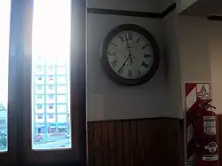 Antiguo reloj de la estación en exposición.