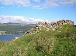 Broch cerca de Rhiroy en la orilla sur de Loch Broom. Este semi-broch es posterior a las casas circulares del siglo VI&nbsp;a.&nbsp;C.