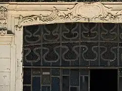 Detalle de la vidriera de la propiedad