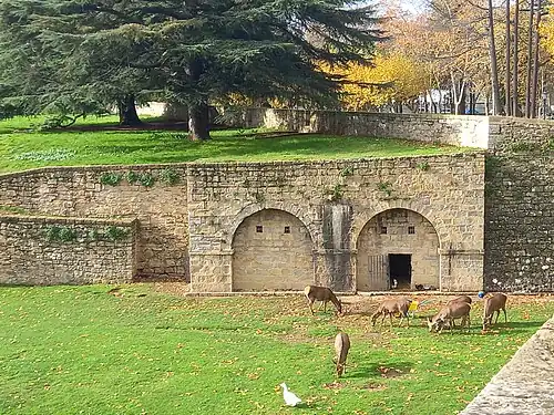 Derecha de la gola, con entrada a las casernas