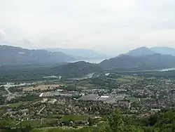 Vista desde la carretera al borde del acantilado sobre la llanura de Culoz y el lago Bourget.