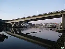 El puente con la ciudad de fondo
