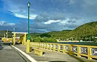 Rieles amarillos del malecón en Guánica, Puerto Rico