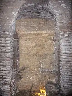 Vestigios del podio sobre la iglesia.