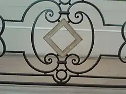 Balaustrada de la escalera de honor con una macla (mueble heráldico que figura en las armas de los Rohan).