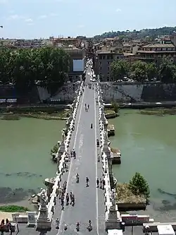 El puente visto desde las murallas de Castel Sant'Angelo y mirando hacia el centro de Roma.
