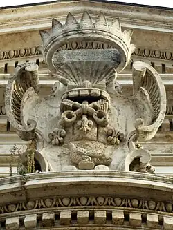 Escudo de los Pamphili en la fachada
