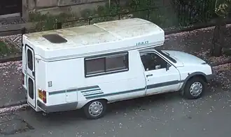 Una C15 transformada en una furgoneta camper ampliada basada en un chasis de cabina