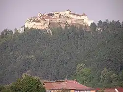El castillo visto desde la ruta desde Bran.