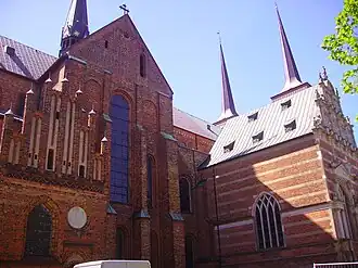 Catedral de Roskilde, en estilo románico, gótico y renacentista, ladrillos y un poco de piedra.