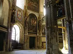 Iglesia ambulatoria con pinturas renacentistas.