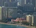 The Royal Hawaiian, con el moderno Sheraton Waikiki a sus espaldas