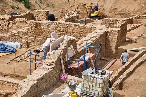 Protegiendo el muro de la puerta norte.