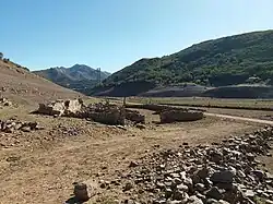 Parte de las ruinas de Campo con el puente Ingeniero Carlos Fernández Casado al fondo