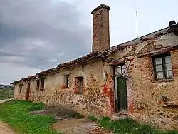 Edificaciones de estilo vernáculo en ruinas