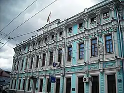 Mansión Rumiántsev Zadunaiski, construida en 1782. Algunos atribuyen su construcción al arquitecto Vasili Bazhénov y otros a Matvéi Kazakov. No hay consenso, es posible que los dos arquitectos actuaran en el proyecto.