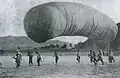Batalla de Liaoyang, tripulación rusa de un globo manteniéndolo en el suelo.