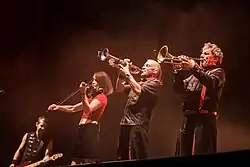 Violinista Lea-Sophie Fischer; trompetista Rainer Gutternigg y músico de potete Hans-Georg Gutternigg