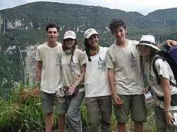 Expedicionarios de Ruta Quetzal 2011. Al fondo, la catarata de Gocta.