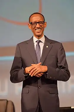 Imagen de Kagame, de pie, vistiendo un traje oscuro con corbata morada