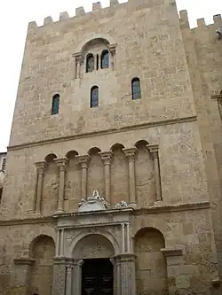 Su fachada norte con ventanas y columnas estrechas.