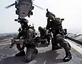SEALs aerotransportados a la cubierta de un buque.