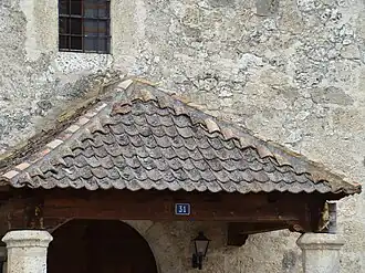 Vista del tejado del pórtico con las tejas dispuestas a la segoviana.