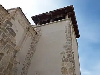 Torre con revoco sobre mampostería y sillares en las esquinas.