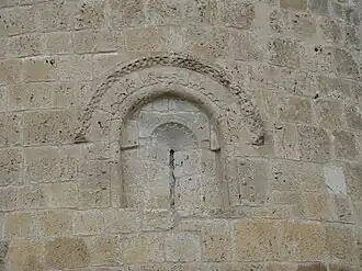Detalle de la única ventana del ábside románico.