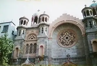 El templo de la Sagrada Familia, ubicado en la calle que lleva el mismo nombre que la Colonia, en el No. 69 alberga los restos del Padre José Vilaseca que fue el fundador de la misión Josefina.