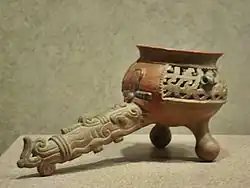 Sahumador mixteco de cerámica, instrumento especial para el encendido del tabaco por los yaha yahui. Museo Nacional de Antropología (México).