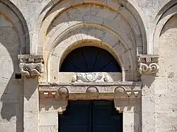 Tímpano, modillon, dintel