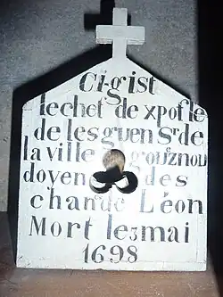 Caja de craneo (chef) sobre un estante 2