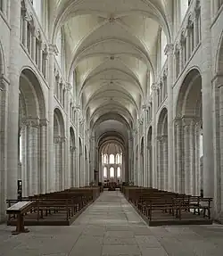 La nave, mirando al ábside