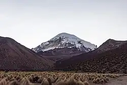El Nevado Sajama se eleva entre otras montañas.