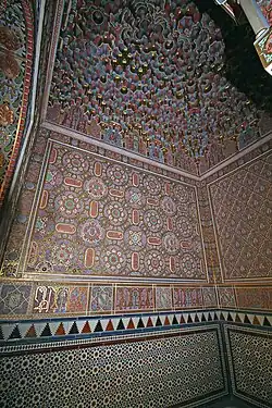 Yeserías y azulejo en el Salón de Reinos del antiguo Museo del Ejército de Madrid.