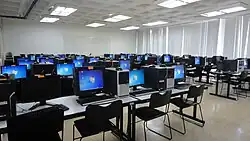 Sala alfa de laboratorio de cómputo de matemáticas, edificio A8, planta alta.