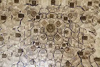 Vista más cercana de los detalles en el vértice de una cúpula de mocárabe en la Sala de los Reyes de la Alhambra