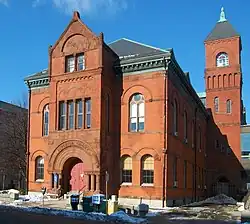 Corte Suprema de Salem, Massachusetts. Construida en 1864 como un diseño italiano, fue remodelada bajo el estilo románico richardsoniano en 1889.[4]​