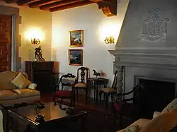 Salón con la chimenea de fondo